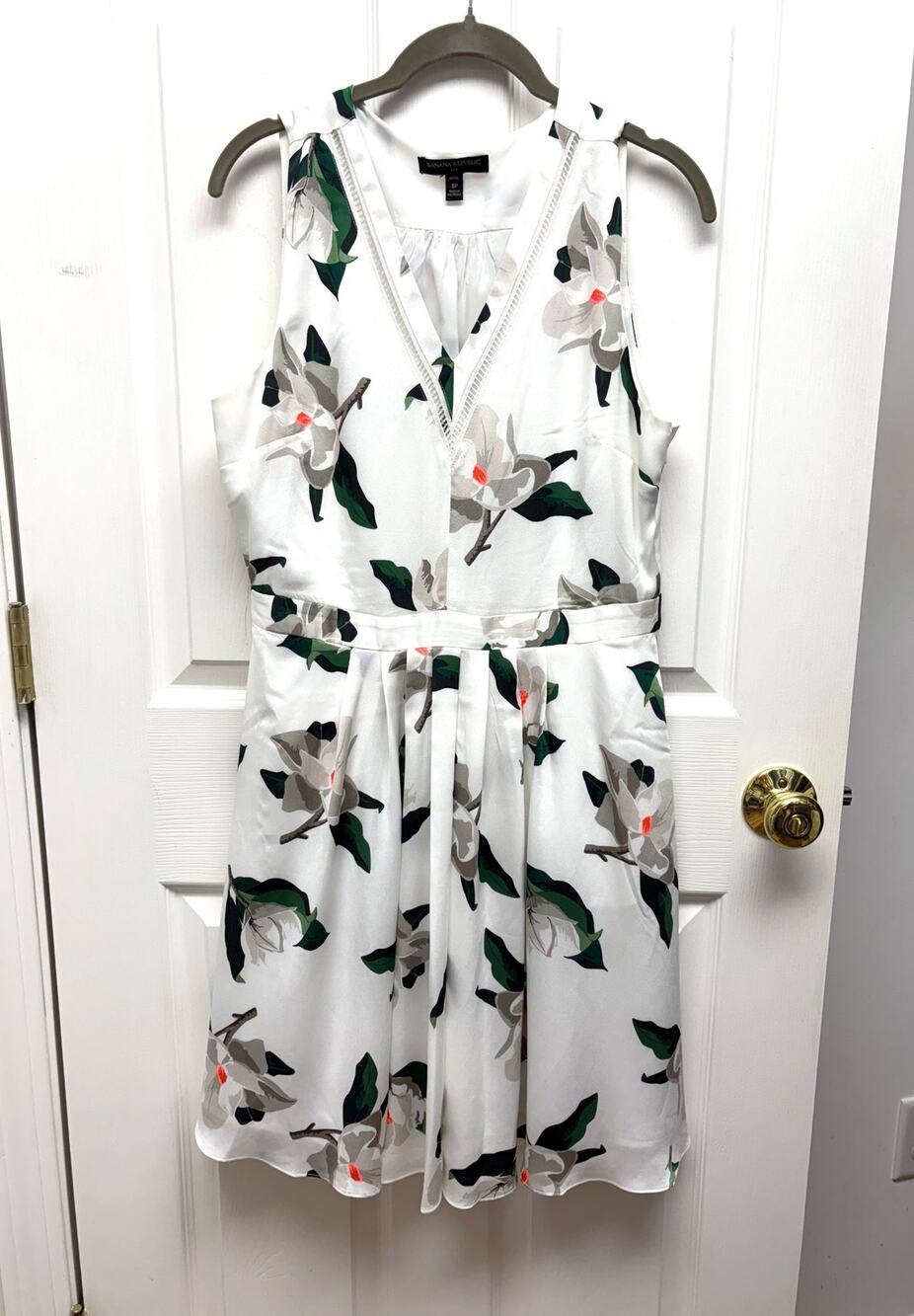 Banana Republic Dress White Floral Fit Flare, V Neck, Lined, Women's Size 8P